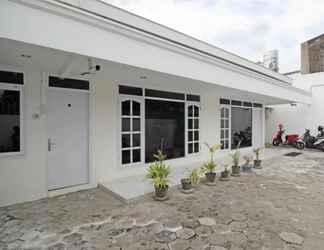 Exterior 2 RedDoorz near Terminal Tirtonadi