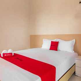 Others 1 RedDoorz Syariah @ Kebraon, Mitra10 Wiyung Hotels