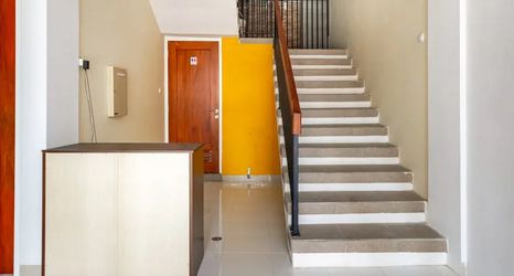 로비 2 RedDoorz Syariah @ Kebraon