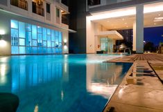 สระว่ายน้ำ 4 Cozy Stay and Best Elegant Studio at Thamrin Executive Apartment By Travelio