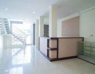 Lobby 2 RedDoorz Syariah Near Lapangan Dwiwarna Barabai