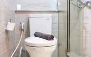 Toilet Kamar 4 Warm and Modern Look 1BR at Gold Coast Apartment By Travelio