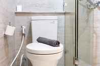 Toilet Kamar Warm and Modern Look 1BR at Gold Coast Apartment By Travelio