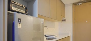 Common Space 3 Warm and Modern Look 1BR at Gold Coast Apartment By Travelio