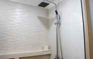 Toilet Kamar 4 Best Deal and Minimalist 1BR Apartment Bassura City By Travelio