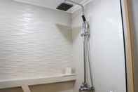Toilet Kamar Best Deal and Minimalist 1BR Apartment Bassura City By Travelio