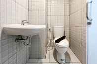 In-room Bathroom Tidy and Comfortable Studio De Prima Apartment By Travelio