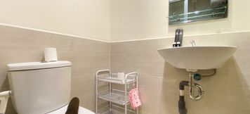 客房内浴室 5 Comfortable Design 2BR with Working Space at Meikarta Apartment By Travelio