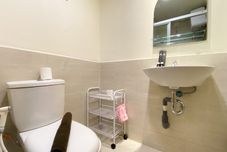 客房内浴室 Comfortable Design 2BR with Working Space at Meikarta Apartment By Travelio