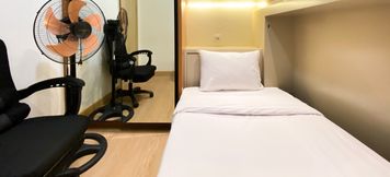 卧室 2 Comfortable Design 2BR with Working Space at Meikarta Apartment By Travelio