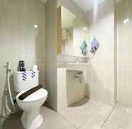 Toilet Kamar 3 Best Deal and Homey Studio at Vasanta Innopark Apartment By Travelio