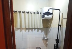Phòng tắm bên trong 2 Taman Syailendra Cottage Dieng