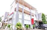 Exterior 5 RedDoorz @ Citraland Surabaya