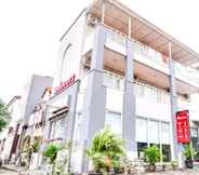 Exterior 5 RedDoorz @ Citraland Surabaya