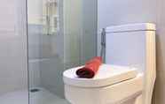 Toilet Kamar 3 Comfy and Brand New Studio at Daan Mogot City Apartment By Travelio