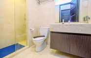 Toilet Kamar 5 Comfort Stay 2BR Apartment at Masterpiece By Travelio