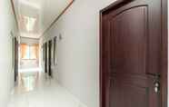 Lobi 6 RedDoorz Plus near Jungleland Sentul