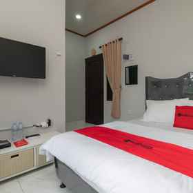 Others 1 RedDoorz Plus near Jungleland Sentul, Hotel KOLAM RENANG CIKONDANG