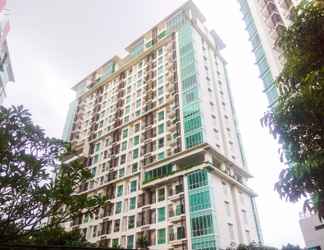 Bangunan 2 Comfort and Nice 2BR Apartment at Woodland Park Residence By Travelio