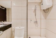 In-room Bathroom 5 Spacious 2BR Loft Apartment at Brooklyn Alam Sutera By Travelio