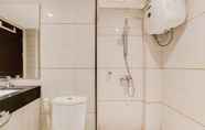 Toilet Kamar 5 Spacious 2BR Loft Apartment at Brooklyn Alam Sutera By Travelio