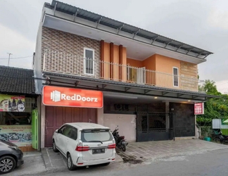 Exterior 2 RedDoorz Syariah near RS Mitra Keluarga Tegal