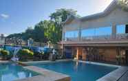 Kolam Renang 4 Rooms R Us - Villa Elsie Resort