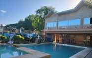 Swimming Pool 4 Rooms R Us - Villa Elsie Resort