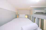 Kamar Tidur Homey and Elegant Studio Apartment Transpark Juanda Bekasi Timur By Travelio