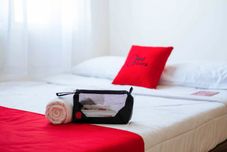 外部的 RedDoorz Syariah @ Jatiwangi Guest House 2 Cafe & Resto