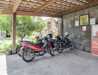 Lobi 2 RedDoorz @ Omah Kayu Homestay Yogyakarta