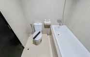 In-room Bathroom 4 Fancy and Nice 1BR Apartment at Paramount Skyline By Travelio