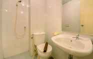 Toilet Kamar 5 Comfy and Great Location 2BR at Signature Park Tebet Apartment By Travelio