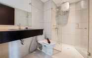 In-room Bathroom 4 Fancy and Nice Studio Loft at Brooklyn Alam Sutera Apartment By Travelio