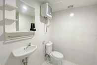 Toilet Kamar Homey and Modern Look Studio at 10th Floor Paltrow City Apartment By Travelio