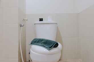 Toilet Kamar 4 Homey and Cozy Studio at Harvard Jatinangor Apartment By Travelio