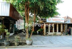 Lain-lain 5 Flamboyan Asri Syariah Mitra RedDoorz near Kampung Inggris Pare