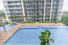 游泳池 Comfort 1BR Apartment with Working Room at Daan Mogot City By Travelio