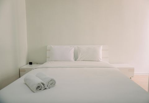 卧室 Comfort 1BR Apartment with Working Room at Daan Mogot City By Travelio