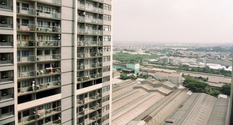 外部的 2 Comfort 1BR Apartment with Working Room at Daan Mogot City By Travelio