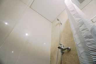 In-room Bathroom 4 Stunning Studio Apartment Transpark Bintaro By Travelio