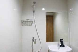 Toilet Kamar 4 Homey and Modern Look Studio Apartment Gateway Park LRT City By Travelio