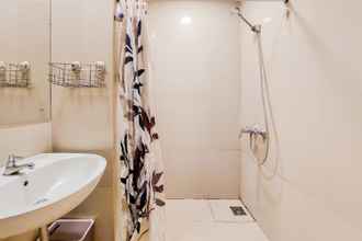 Phòng tắm bên trong 4 Nice and Fancy Studio at Atria Residence Gading Serpong Apartment By Travelio