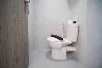 Toilet Kamar 4 Tidy and Clean Studio at Taman Melati Surabaya Apartment By Travelio