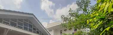 Bangunan 3 Londres Bed and Breakfast RedPartner near Gembira Loka Zoo