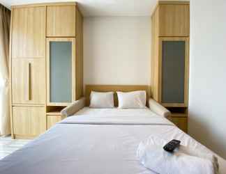 Kamar Tidur 2 Homey and Modern Design Studio Ciputra World 2 Apartment By Travelio