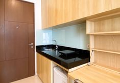 公共空间 2 Homey and Modern Design Studio Ciputra World 2 Apartment By Travelio