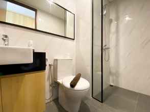 In-room Bathroom 4 Homey and Modern Design Studio Ciputra World 2 Apartment By Travelio