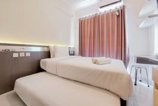 Bedroom Homey Stay and Minimalist Designed Studio at Sky House BSD Apartment By Travelio