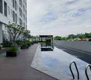 Swimming Pool 4 Cozy Stay and Great Deal Studio Room Serpong Garden Apartment By Travelio